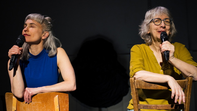 Theater Chawwerusch | Zwei Frauen falten sich